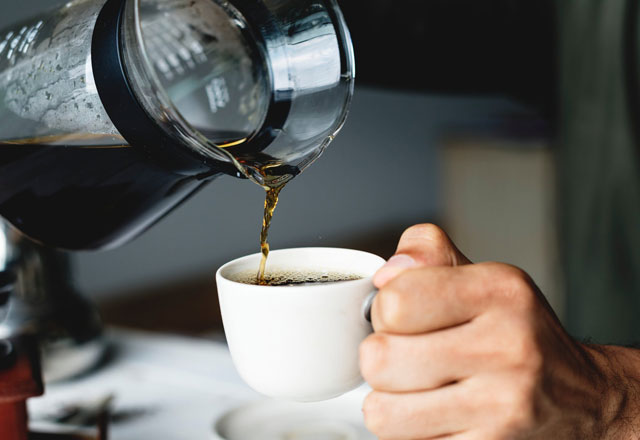 Có nên uống cà phê trong những ngày nắng nóng?- Ảnh 1.