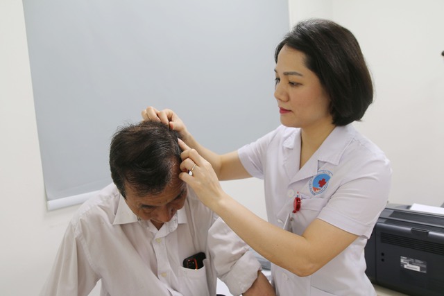 Vì sao tóc bạc sớm?- Ảnh 1.